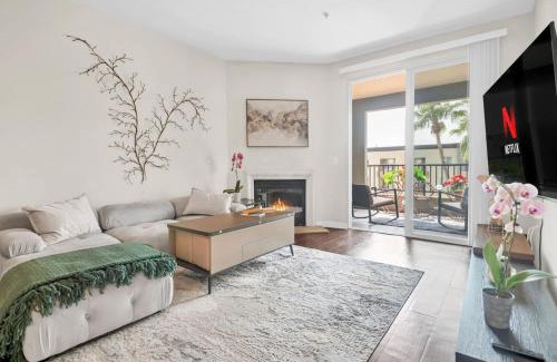 Canoga Park Casa | Lux Oasis in Woodland Hills