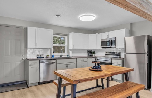 Kansas City Casa | Lux on a Budget! Near Nascar/Legends/AmericanRoyal King Bed!