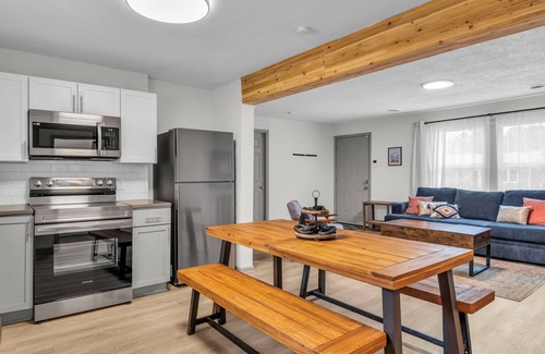 Kansas City Casa | Lux on a Budget! Near Nascar/Legends/AmericanRoyal King Bed!