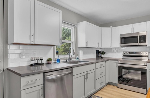 Kansas City Casa | Lux on a Budget! Near Nascar/Legends/AmericanRoyal King Bed!