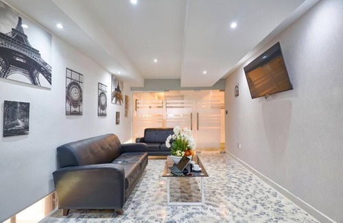 Ciudad Universitaria Apartamento | Lux on Sky: Jacuzzi with a 180-degree view of the sea