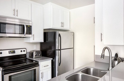 Pacific Palisades Apartamento | Lux Pac Palisades 1BR w/ Pool + Hot Tub near Lake Shrine by Blueground