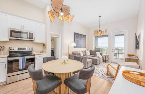 North Park Apartamento | Lux Penthouse~King Beds~Workspaces~Parking~ Near Zoo, Balboa Park!