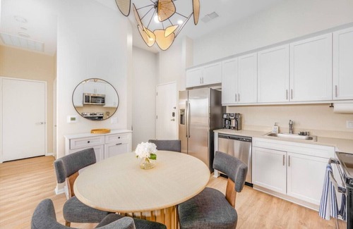 North Park Apartamento | Lux Penthouse~King Beds~Workspaces~Parking~ Near Zoo, Balboa Park!