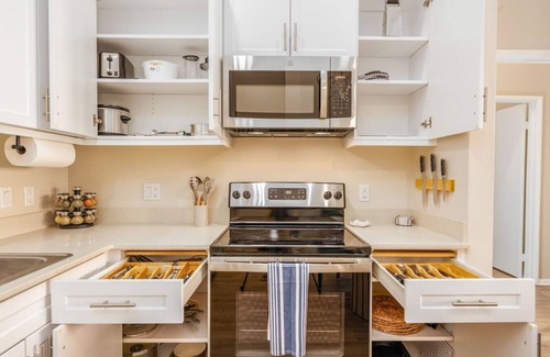 North Park Apartamento | Lux Penthouse~King Beds~Workspaces~Parking~ Near Zoo, Balboa Park!