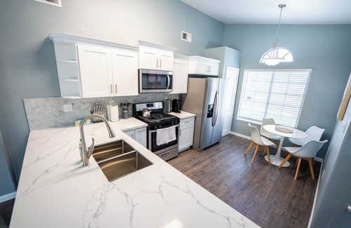 Pumpkin Center Casa | Lux Remodeled - 75" TV - Cozy King/Queen Beds