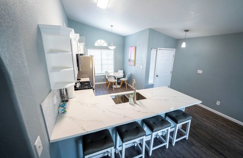 Pumpkin Center Casa | Lux Remodeled - 75" TV - Cozy King/Queen Beds