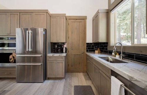 Carnelian Bay Chalet De Esquí | Lux Retreat 4BD/3.5B North Lake Tahoe w/Hot Tub