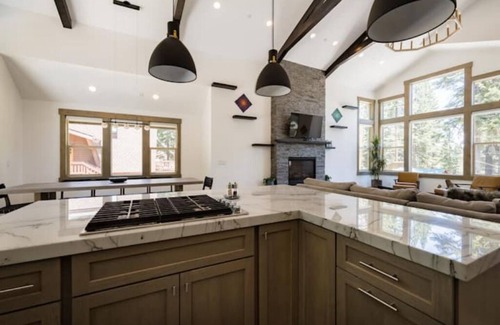 Carnelian Bay Chalet De Esquí | Lux Retreat 4BD/3.5B North Lake Tahoe w/Hot Tub
