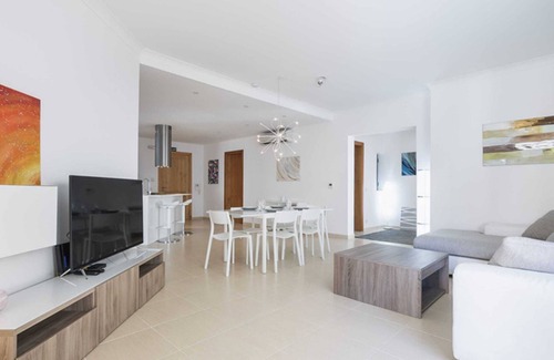 Għadira Apartamento | LUX Seaview & Pool-hosted by Sweetstay