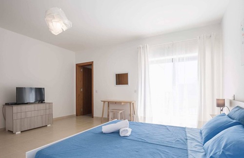 Għadira Apartamento | LUX Seaview & Pool-hosted by Sweetstay