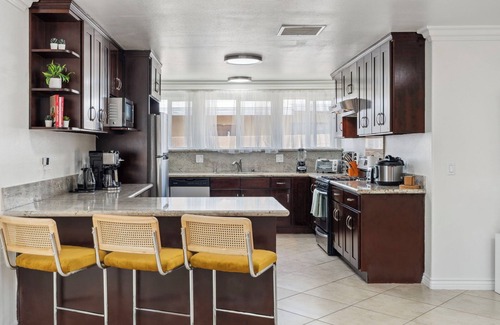 Southwest Anaheim Casa | Lux spacious 5BD house with Hot tub, Wi-Fi, AC, and games in brilliant Anaheim