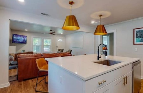 Central Arlington Casa | LUX Stay | 2 Exclusive Units | 1 mile to AT&T