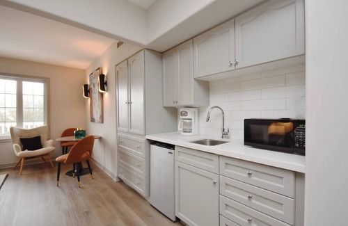 Oro-Medonte Apartamento | Lux Studio-King Bed with Pool on Grounds