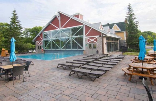 Oro-Medonte Apartamento | Lux Studio-King Bed with Pool on Grounds