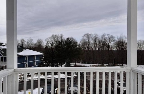 Oro-Medonte Apartamento | Lux Studio-King Bed with Pool on Grounds
