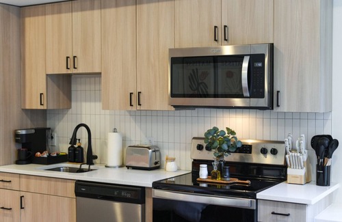 East Liberty Apartamento | LUX - Studio + King Bed + Gym + Free Parking