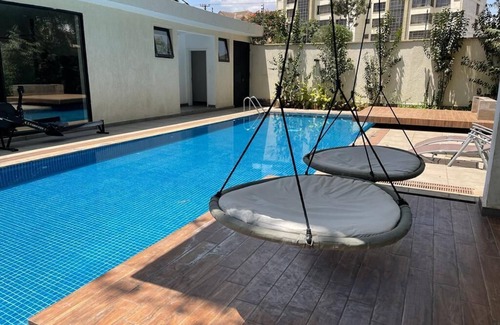 Thompson Estate Apartamento | Lux Studio near Junction Mall Lavington With swimming pool & gym, lounge area