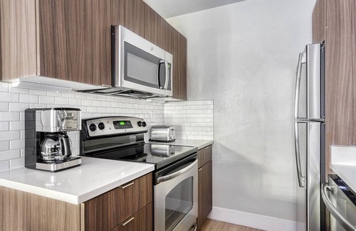 Sunnyvale West Apartamento | Lux Sunnyvale 1BR w/ W/D, Gym & Pool, 10 min to FB & Google, by Blueground