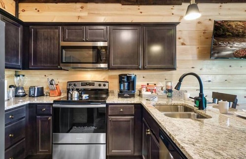 Sevierville Cabina | *Lux Treehouse Cabin* Hot Tub|Arcade|Pet Friendly