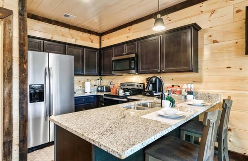 Sevierville Cabina | *Lux Treehouse Cabin* Hot Tub|Arcade|Pet Friendly