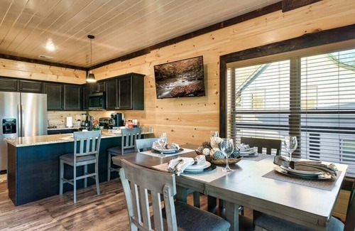 Sevierville Cabina | *Lux Treehouse Cabin* Hot Tub|Arcade|Pet Friendly