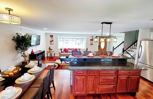 Fox Valley Casa | Lux TriLevel Big 4 BR House Yard & Pond View in the Hearth of Schaumburg