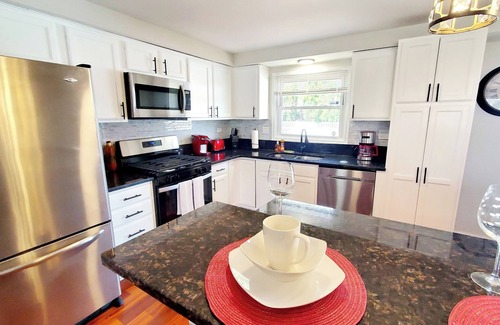 Fox Valley Casa | Lux TriLevel Big 4 BR House Yard & Pond View in the Hearth of Schaumburg