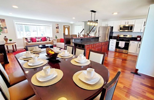 Fox Valley Casa | Lux TriLevel Big 4 BR House Yard & Pond View in the Hearth of Schaumburg