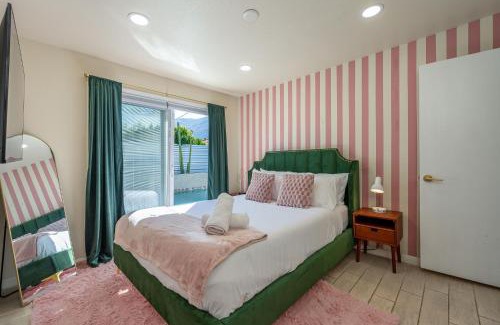 Palm Springs Casa | Lux Villa 5BR Pool, Putting Green, Bikes, Views!
