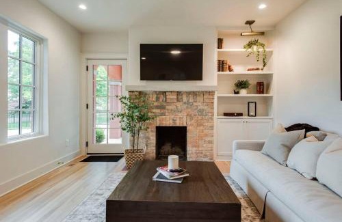 Nashville Casa | Lux West Nash Tudor 4mi to DT Sleeps 9