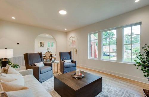 Nashville Casa | Lux West Nash Tudor 4mi to DT Sleeps 9