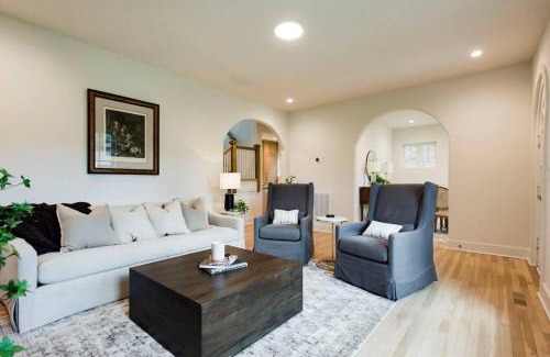 Nashville Casa | Lux West Nash Tudor 4mi to DT Sleeps 9