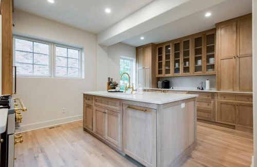 Nashville Casa | Lux West Nash Tudor 4mi to DT Sleeps 9