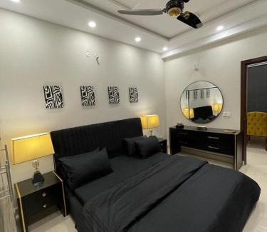 Lahore Apartamento | LuxAir - Retreat 2BHK