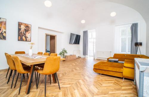 Kosice Old Town Apartamento | Luxapart BIG 12people apartment with Breakfast