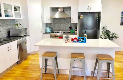 Yamba Casa | LUXE 1 bed retreat! Spacious, central location, NEW everything
