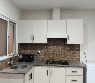 Hassan Abdal Apartamento | Luxe 1 Bedroom Apartment in Doha emporium B-17, Margalla views