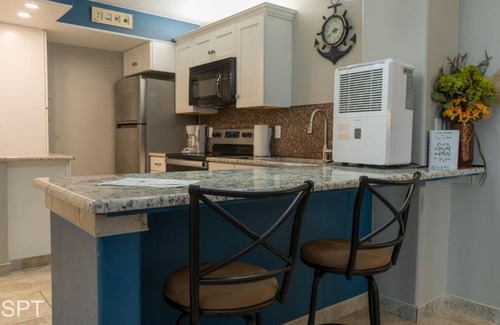 South Padre Island Apartamento | Luxe 1 bedroom Walk to Beach Pool 1 Bedroom Home by RedAwning