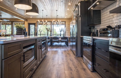 Sevierville Cabina | Luxe 12-BR Cabin - Indoor Pool, Theater, Sleeps 36