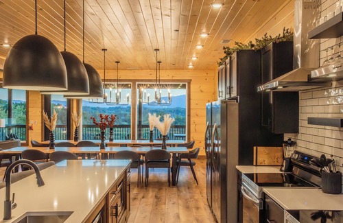 Sevierville Cabina | Luxe 12-BR Cabin - Indoor Pool, Theater, Sleeps 36