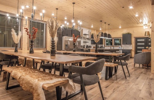 Sevierville Cabina | Luxe 12-BR Cabin - Indoor Pool, Theater, Sleeps 36