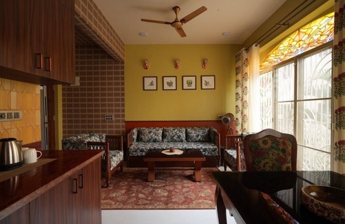 Cooke Town Apartamento | Luxe 1BHK Suite :Cooke Town : King bed, WFH, balcony, AC, wifi, power bkp, LGBT+