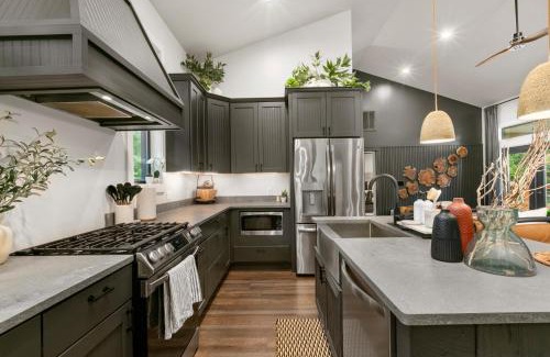Asheville Casa | LUXE, 2 miles to Downtown, Hot Tub, Fire Pit, Secluded Serenity of the Blue Ridge Mountains