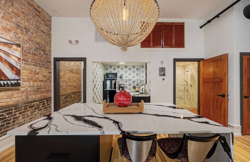 River District Apartamento | Luxe 220, Unit 5 - Adjacent City View Suites, Managed by BlueStar Real Estate