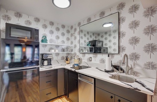 River District Apartamento | Luxe 220, Unit 5 - Adjacent City View Suites, Managed by BlueStar Real Estate