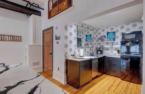 River District Apartamento | Luxe 220, Unit 5 - Adjacent City View Suites, Managed by BlueStar Real Estate