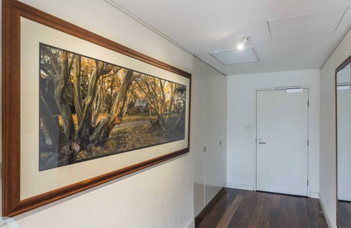 Forrest Apartamento | Luxe 2BR Penthouse Apt w Parking Near Parliament