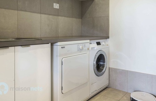 Forrest Apartamento | Luxe 2BR Penthouse Apt w Parking Near Parliament