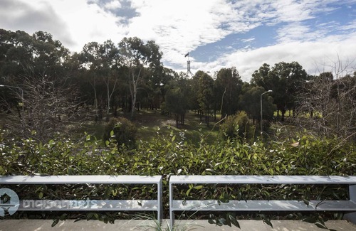 Forrest Apartamento | Luxe 2BR Penthouse Apt w Parking Near Parliament